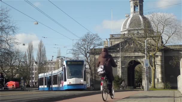 Tramvay, arabalar, insanlar ve bisiklet geçirerek — Stok video