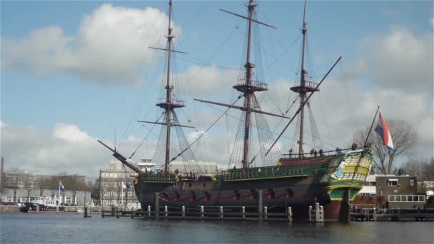 Schiff in amsterdam, nachbau eines 18. jahrhunderts — Stockvideo