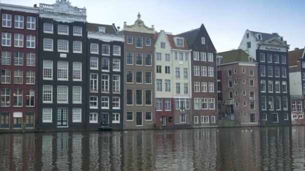 Amsterdam con casas de canal tradicionales — Vídeos de Stock