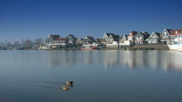 Uma vista para o porto e o Ijsselmeer nesta vila piscatória turística . — Vídeo de Stock