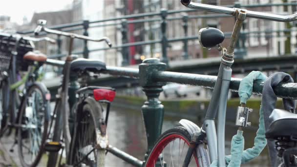 Bicicletas y canal un paisaje urbano en Amsterdam — Vídeo de stock