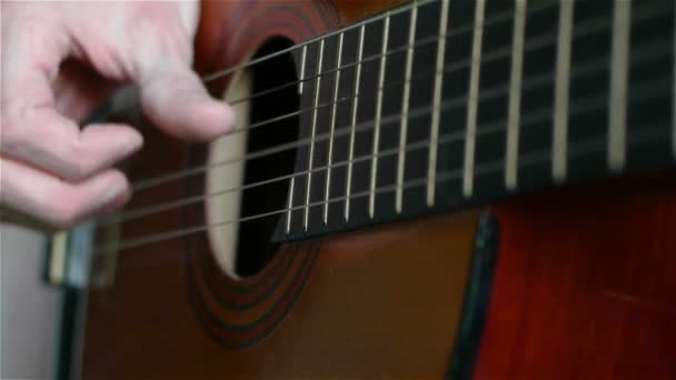 Hombre tocando una guitarra acústica — Vídeos de Stock