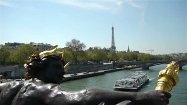 Şehir merkezinde Seine Nehri