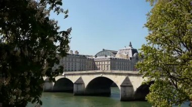 Pont des Louvre Seine Nehri üzerinde