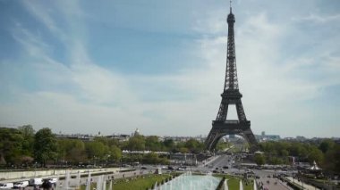 Eyfel Kulesi ve çeşmeler