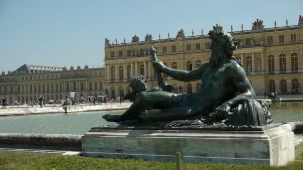 Fonte principal nos jardins do palácio de Versalhes — Vídeo de Stock