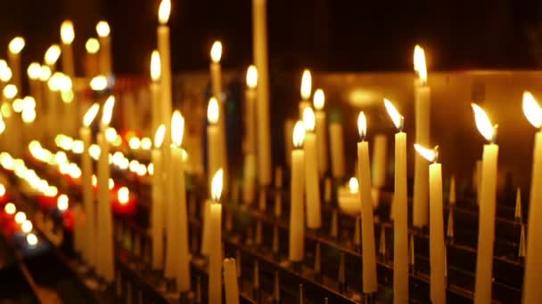 Velas iluminadas en una iglesia de Santa María — Vídeos de Stock