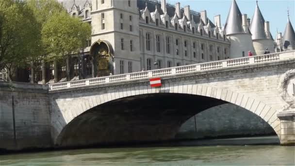 ナポレオンは、セーヌ川に架かる橋します。 — ストック動画