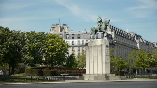 Standbeeld van maarschalk Ferdinand Foch — Stockvideo