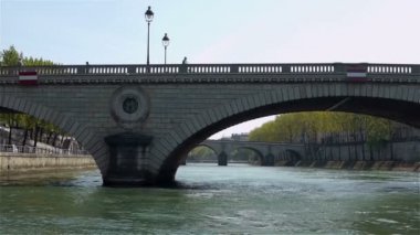 Seine Nehri üzerinde seyir