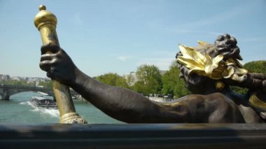 Şehir merkezinde Seine Nehri