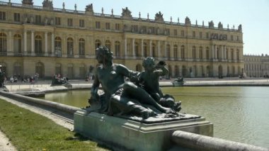 Versailles Sarayı bahçelerine Çeşmede