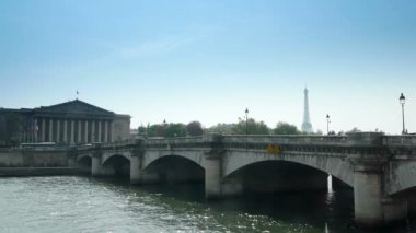 Paris Seine Nehri üzerinde köprü