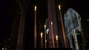 Saint Severin kilisede mumlar