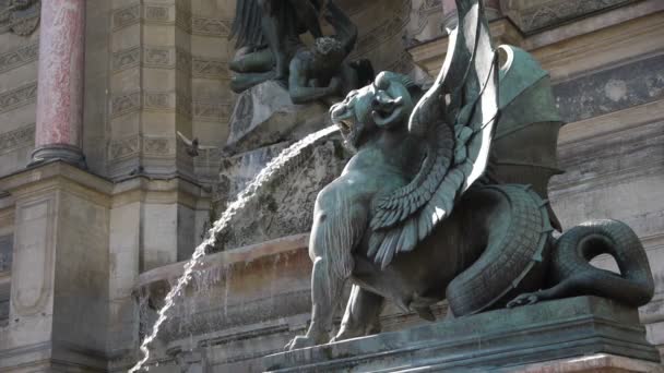 szökőkút és szobor saint Michel és a sárkány