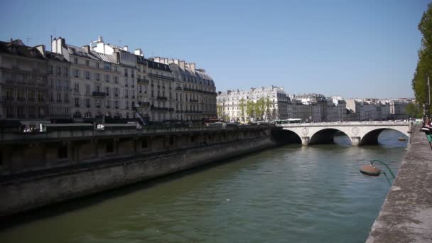 Urbanscape på floden Seine — Stockvideo