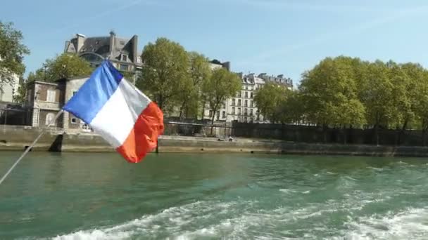 Río Sena y bandera francesa — Vídeo de stock