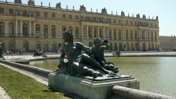 Fuente en los jardines del palacio de Versalles — Vídeo de stock
