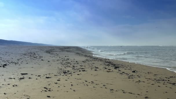 Playa vacía en invierno — Vídeo de stock