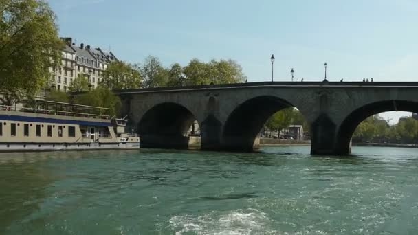 Круїз по річці Сена — стокове відео