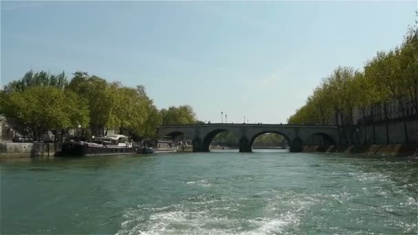 Круїз по річці Сена — стокове відео