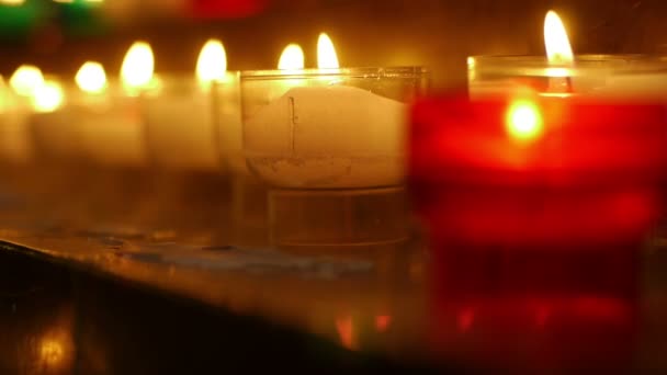 Velas iluminadas en una iglesia de Santa María — Vídeo de stock