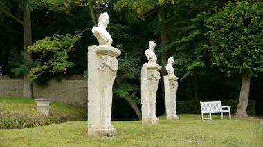 Canon Castle Garden heykeller