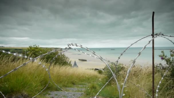 Sârmă ghimpată pe plaja memorială de la Arromanches — Videoclip de stoc