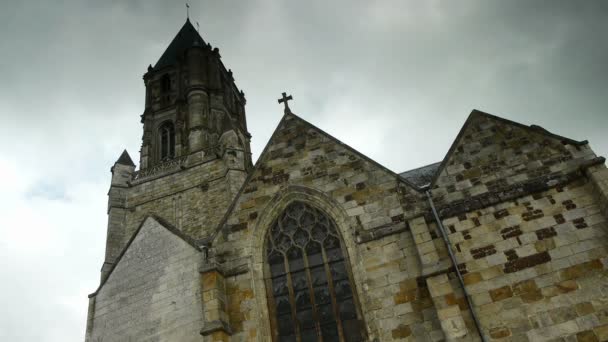 Exterior de una antigua iglesia francesa — Vídeos de Stock