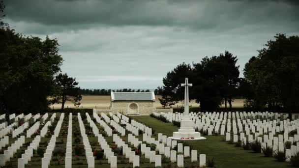 Bir asker Mezarlığı'nda Kanada memorial haçlar — Stok video