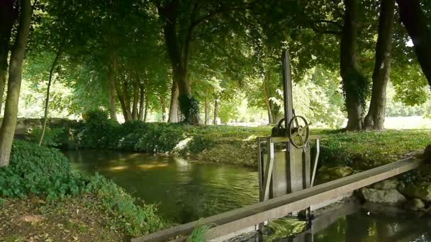 Malá řeka na Acquigny hradě — Stock video