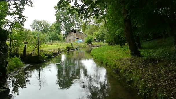 Маленька ферма і дерев'яний будинок в Нормандії — стокове відео