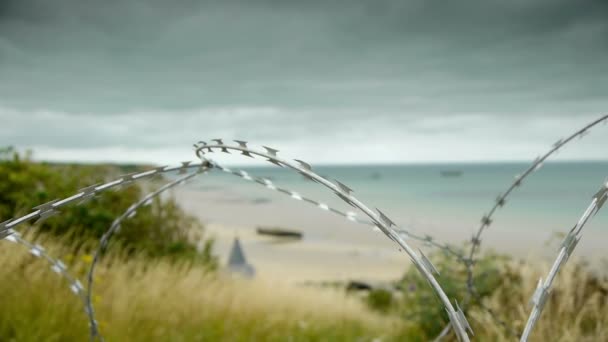 Barbed wire at memorial beach at Arromanches — Stock Video