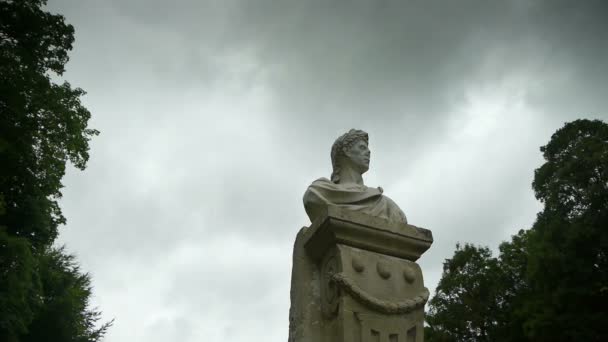 Скульптура в Canon Castle garden — стокове відео