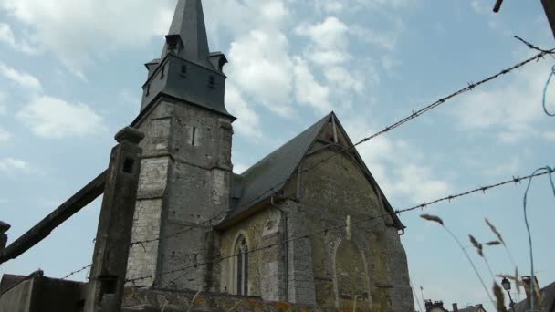 Een oude Franse kerk — Stockvideo