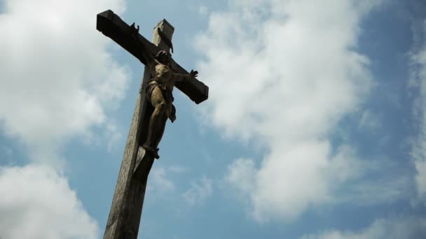 Croix avec Jésus contre le ciel 