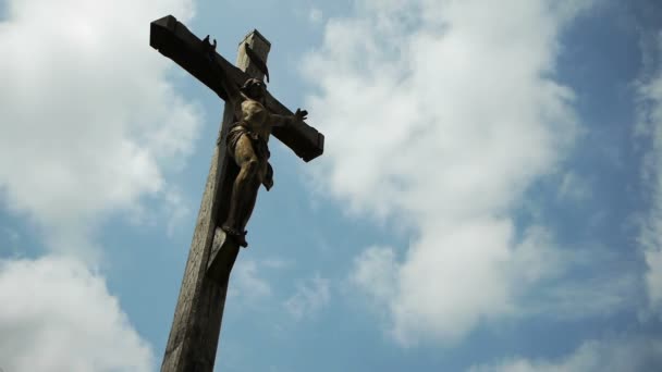 Kreuz mit Jesus gegen den Himmel — Stockvideo