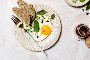 Ispanaklı ve mikroyeşillikli sağlıklı yumurta kahvaltısı, mermer masa manzaralı.