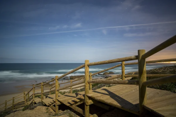 Houten trap naar wild beach, portugal — Stockfoto