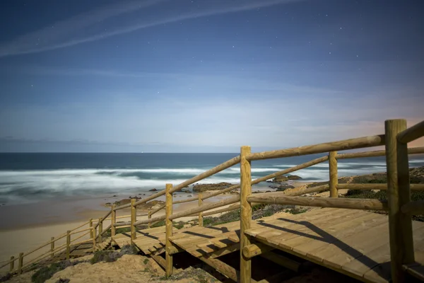 Dřevěné schody na divoké pláži, Portugalsko — Stock fotografie