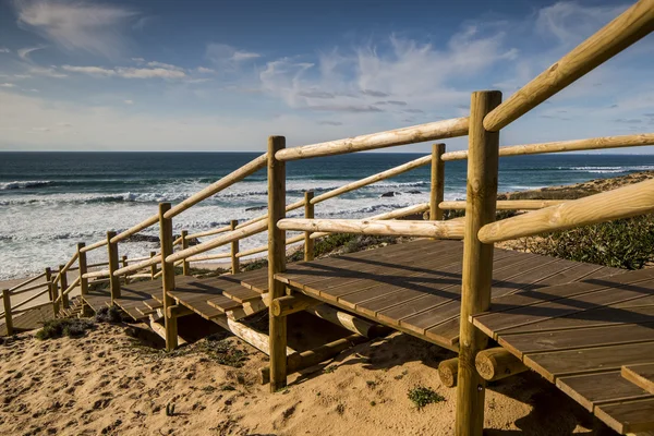 Houten trap naar wild beach, portugal — Stockfoto