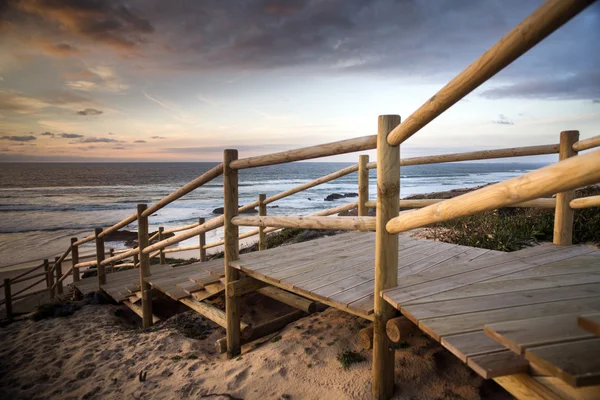 Holztreppen zum wilden Strand, Portugal — Stockfoto