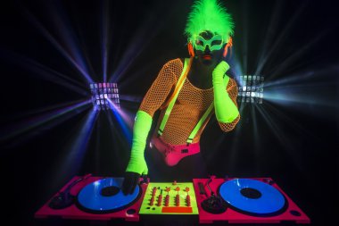 seksi neon dj kızdırma adam turntable
