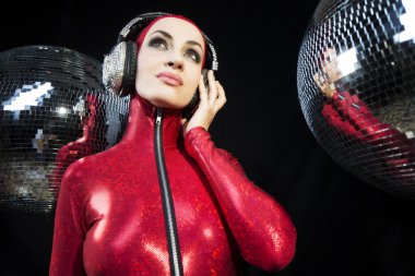 discoballs tarafından çevrili kadın