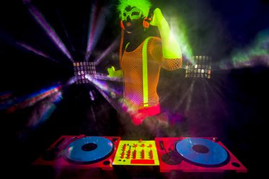 seksi neon dj kızdırma adam turntable