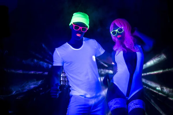 Sexy neon brilho casal festa — Fotografia de Stock