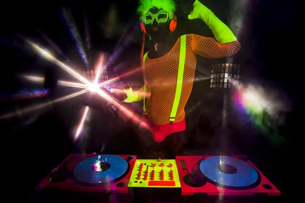 Sexy neon dj brilho homem gira-discos — Fotografia de Stock
