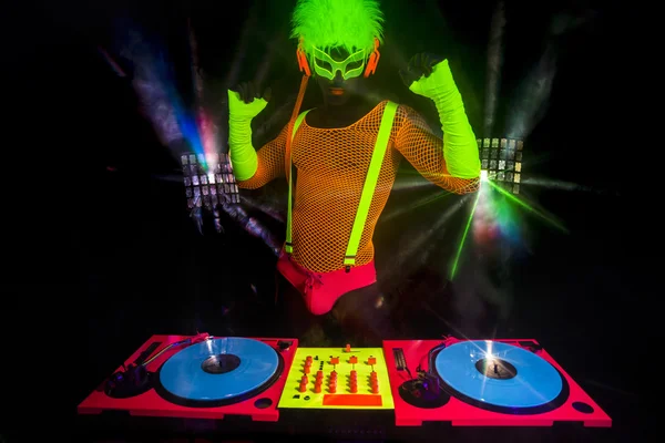 Seksi neon dj kızdırma adam turntable — Stok fotoğraf