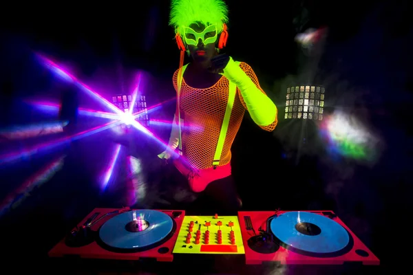Seksi neon dj kızdırma adam turntable — Stok fotoğraf