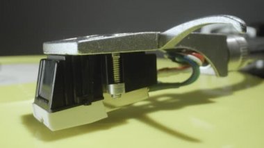 Stylus, plakçalar ve sarı plak.